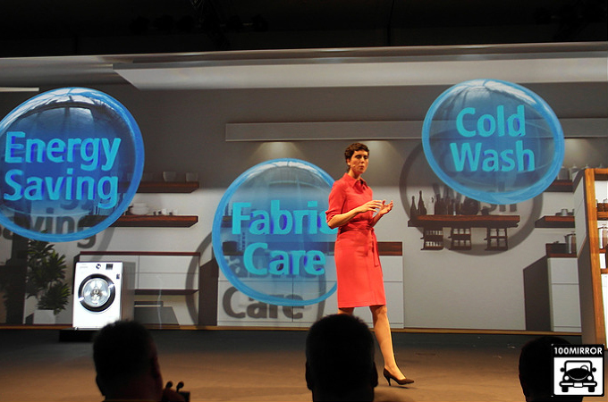 세탁기에 대해 설명하고 있는 모습