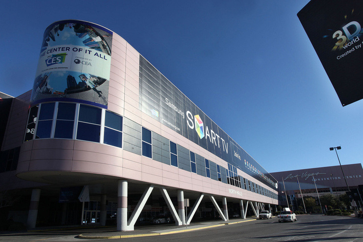 2011 CES 행사장 건물에 랩핑된 삼성 스마트티비 광고