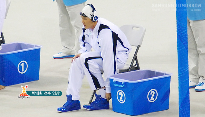 경기장에 입장해 준비를 하는 박태환 선수