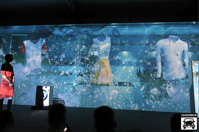 세탁물이 세탁되는 과정을 시뮬레이션 하는 장면