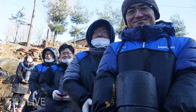 연탄배달하는 삼성전자 직원들