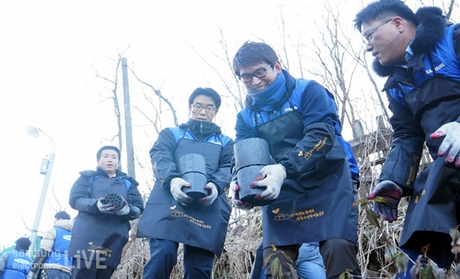 연탄을 나르는 임직원들