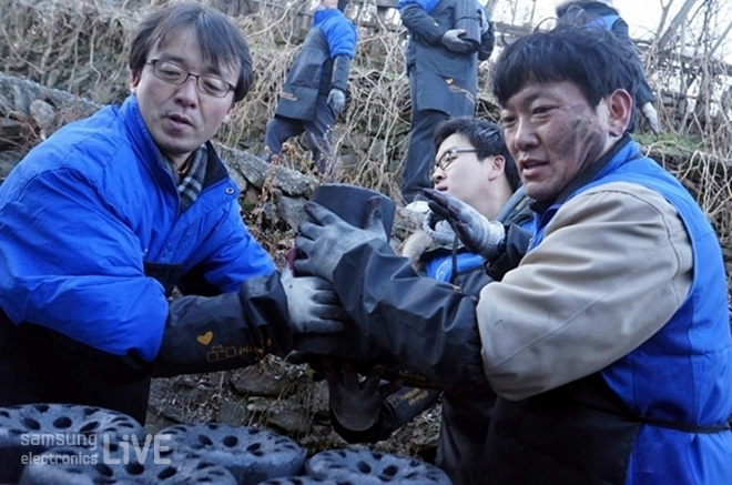연탄나르는 삼성전자 임직원들