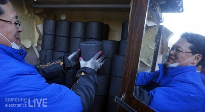 연탄나르는 삼성전자 임직원들