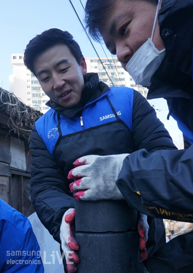 다정하게 연탄쌓는 삼성전자 임직원들
