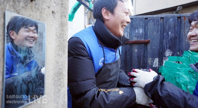 다정하게 연탄을 나르는 삼성전자 인직원들
