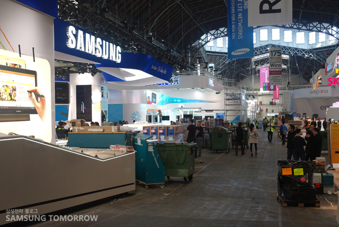 MWC행사장의 삼성부스를 설치하는 모습