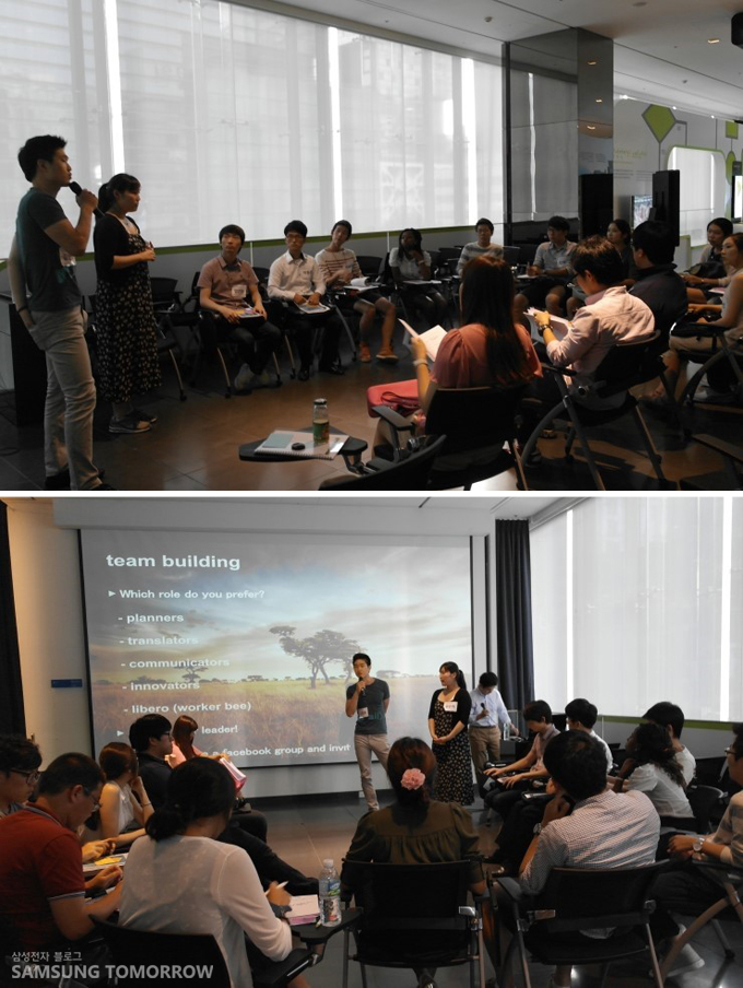 대학생 봉사 단원이 발표하는 모습