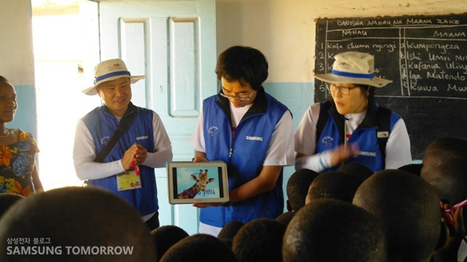 갤럭시노트10.1로 애니메이션을 보는 모습