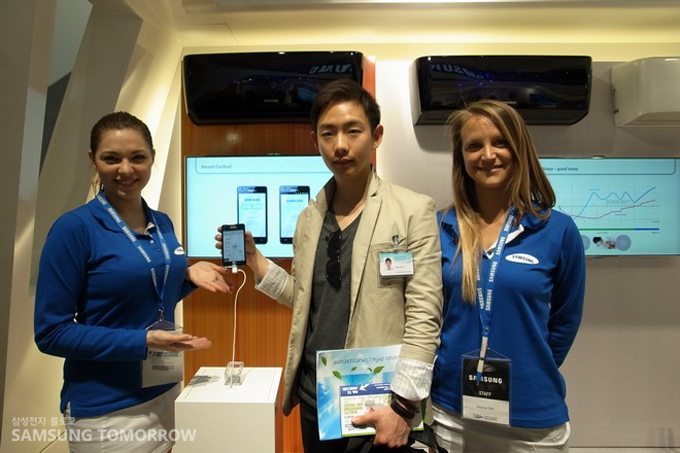 도우미와 제품과 함께 기념사진을 찍는 필자