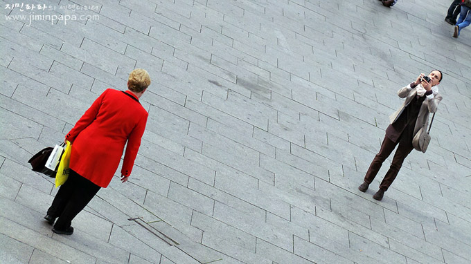 사진찍는 두여인