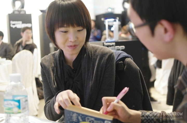 삼성전자 무선사업부 김정훈 선임이 스토리텔러와 인터뷰하고 있는 모습