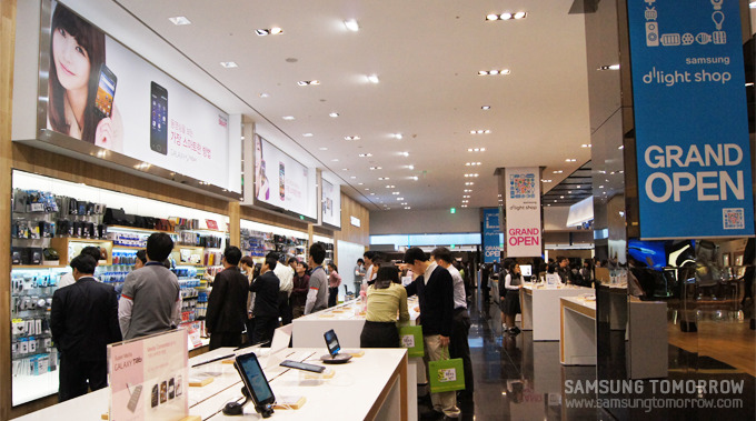 딜라이트에서 자유롭게 체험하는 많은 사람들