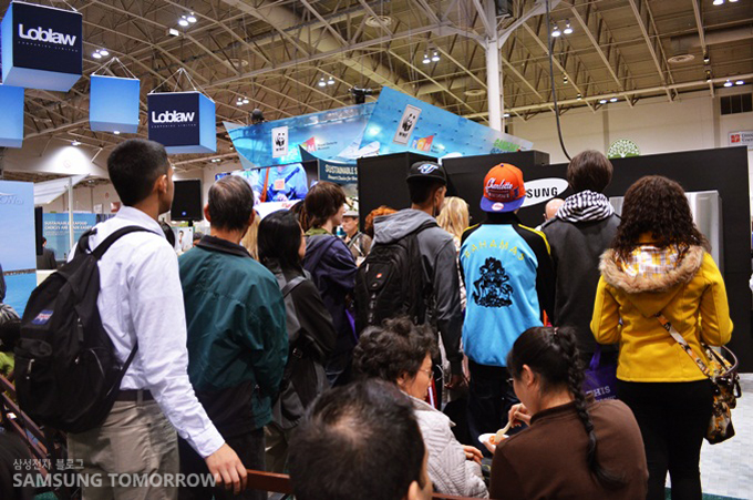 마씨모 셰프가 요리하는 것을 구경하는 사람들