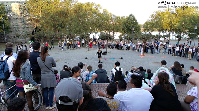 길거리 공연을 즐기는 사람들