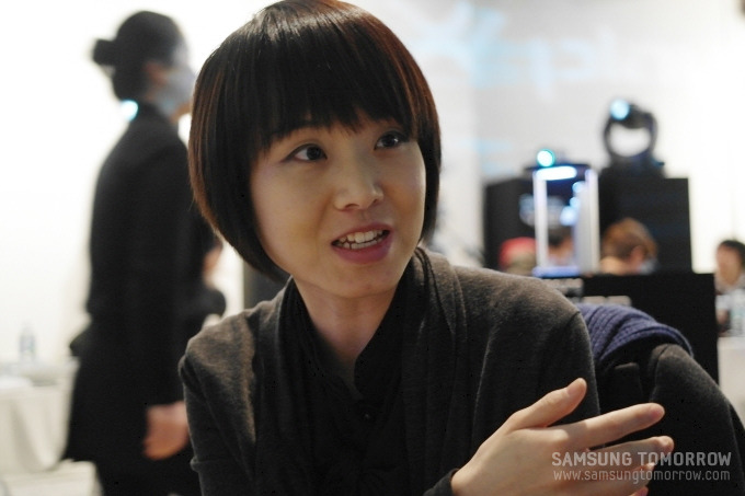 삼성전자 무선사업부 김정훈 선임이 스토리텔러와 인터뷰하고 있는 모습