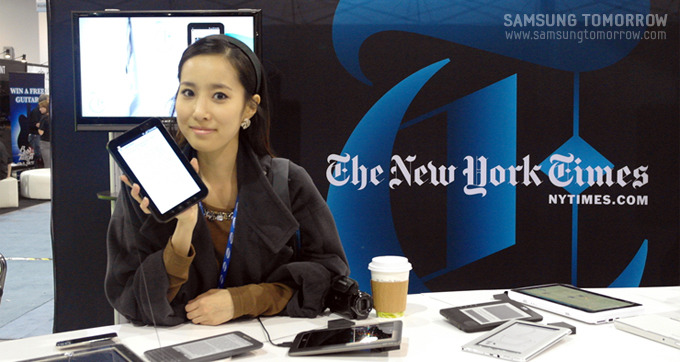 갤럭시탭을 들고있는 스토리텔러의 모습