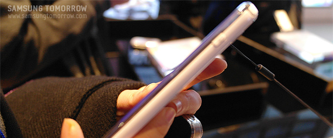 갤럭시플레이어를 체험해보는 사람들