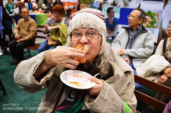 앤이 음식을 먹는 모습