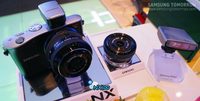 행사장에 마련된 NX100과 렌즈, 스트로보의 모습