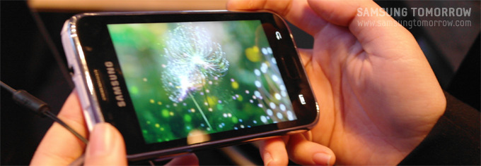 갤럭시플레이어를 체험해보는 사람들