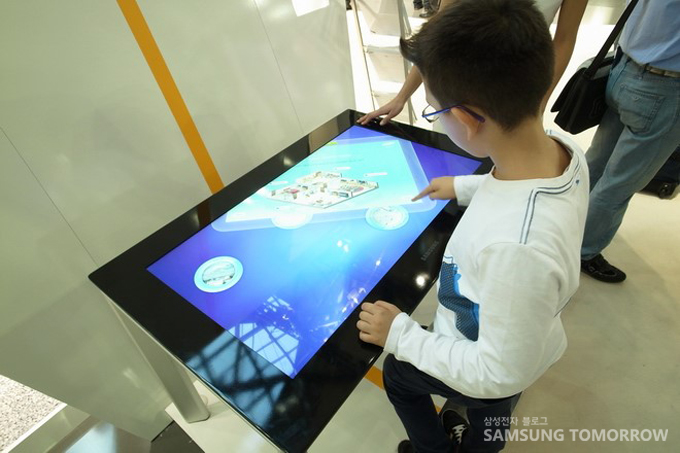 터치스크림을 누르는 아이