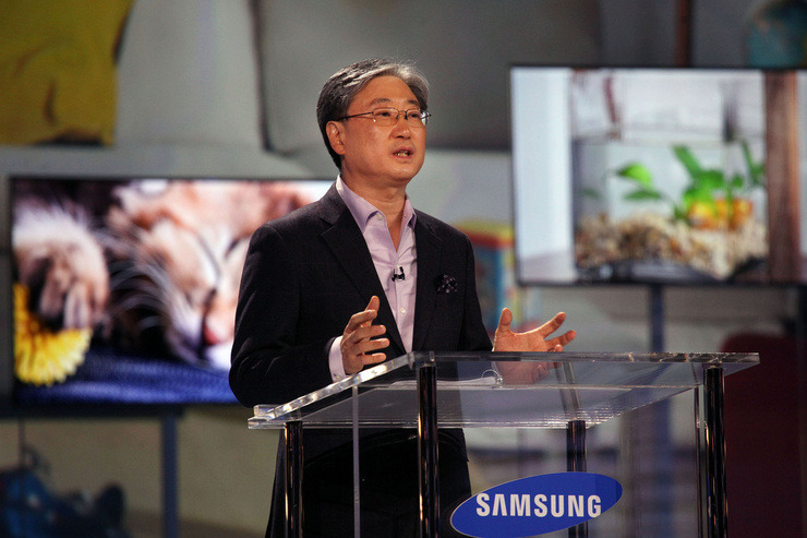 연설하는 윤부근 사장