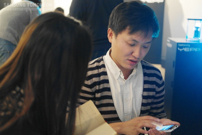 블로거 전경석씨가 스토리텔러와 인터뷰하는 모습