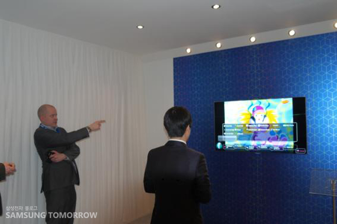 삼성 제품을 체험하는 사람들