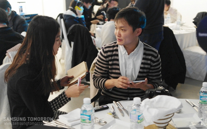 블로거 전경석씨가 스토리텔러와 인터뷰하는 모습