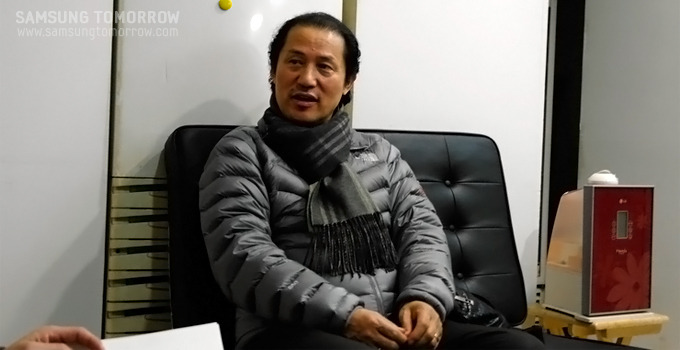 정재만 교수가 이야기를 하고 있는 모습