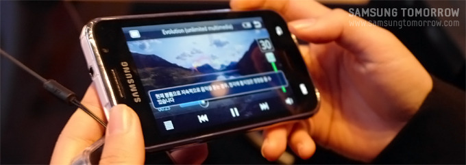 갤럭시플레이어를 체험해보는 사람들