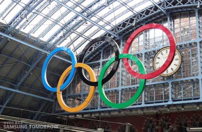 St. Pancras에 걸린 오륜기