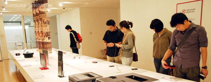 전시품을 구경하는 사람들