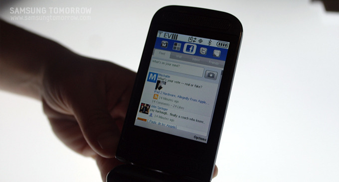 핸드폰으로 페이스북을 하는 모습