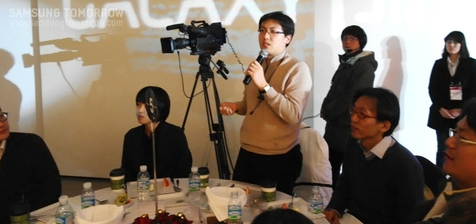 질의응답시간 블로거들의 질문에 답하는 관계자들의 모습