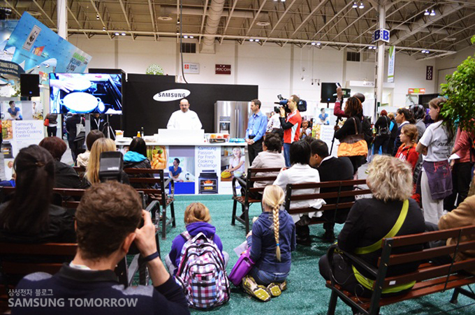 음식을 기다리는 사람들과 취재진