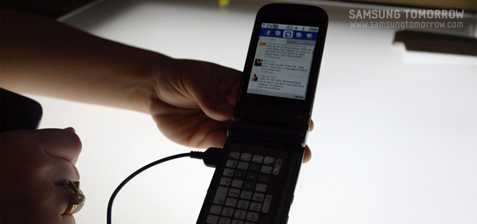 핸드폰으로 페이스북을 하는 모습