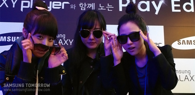 포토월에서 기념사진을 찍는 스토리텔러들