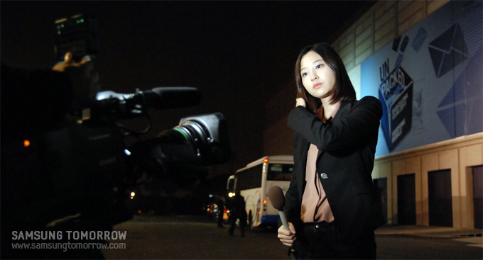 카메라 앞에서 매무새를 다듬고 있는 스토레틸러 민경