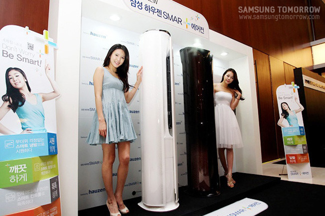 스마트 에어컨앞에서 포즈를 취하고 있는 모델들