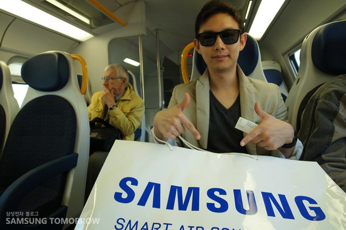 삼성 쇼핑백과 함께 사진 찍는 필자