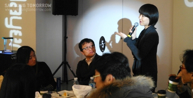 질의응답시간 블로거들의 질문에 답하는 관계자들의 모습