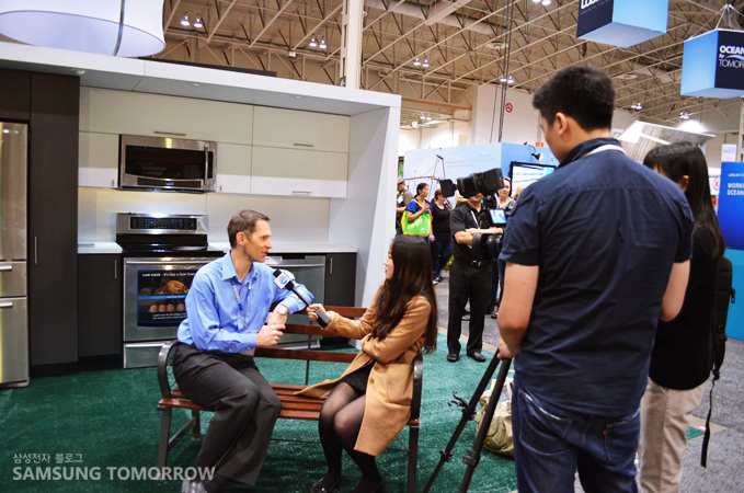 캐나다 법인 마케팅팀의 앤드류 바렛 부사장이 CNC TV와 인터뷰하는 모습