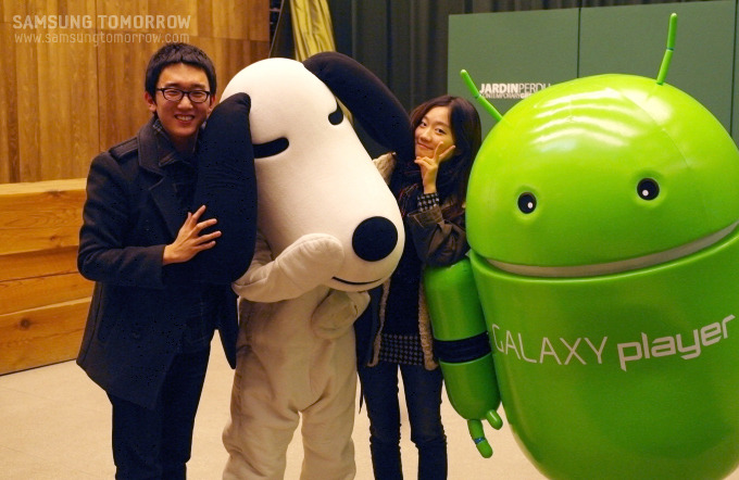 새미와 안드로이드와 기념사진을 찍는 스토리텔러들의 모습