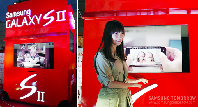 메일박스 앞에서 포즈를 취하는 아이유