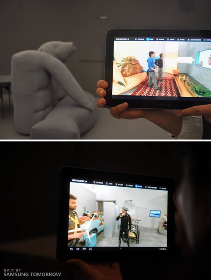 탭으로 가상 현실 영상을 통해 미래의 라이프 스타일을 경험하는 모습