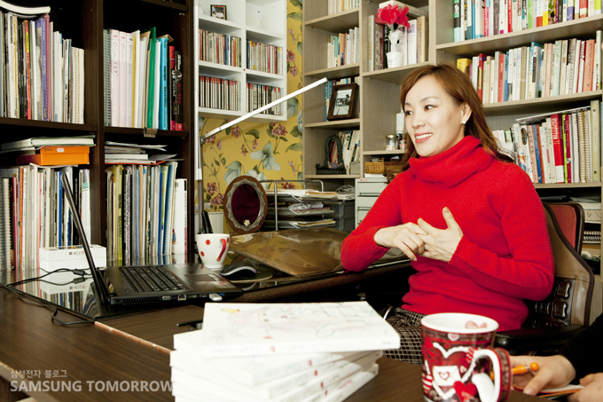 인터뷰하는 원수연 작가