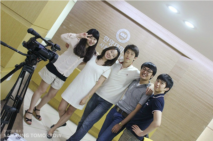 촬영을 끝낸 학생들이 단체사진을 찍은 모습