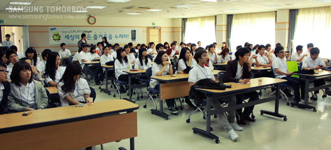 코바코 연수원 강의실에서 앉아있는 학생들